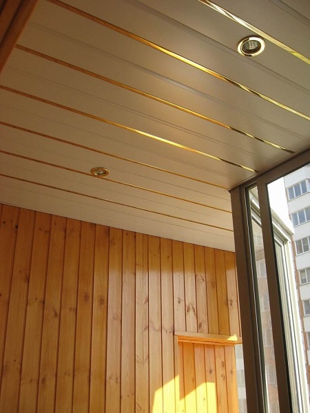 потолки из евровагонки на балконе
