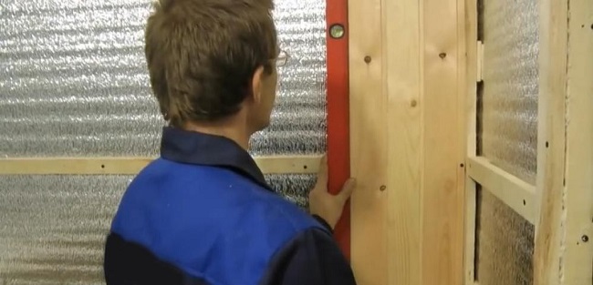 проверка вагонки уровнем