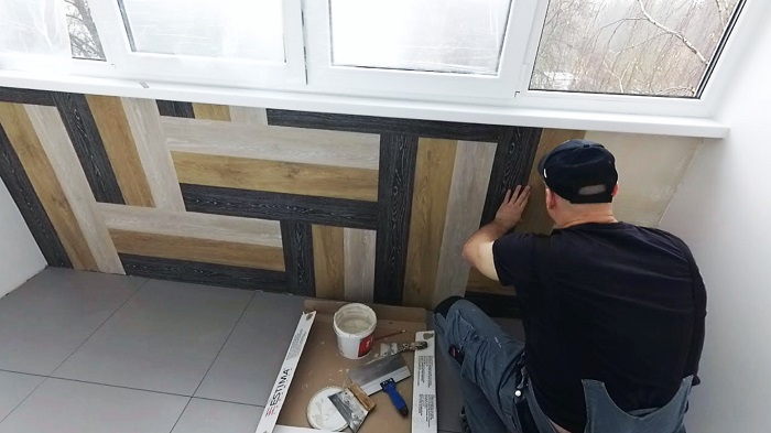 укладка кварцвиниловой плитки на стены балкона