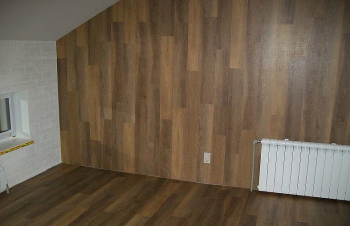 кварцвиниловая плитка на стене