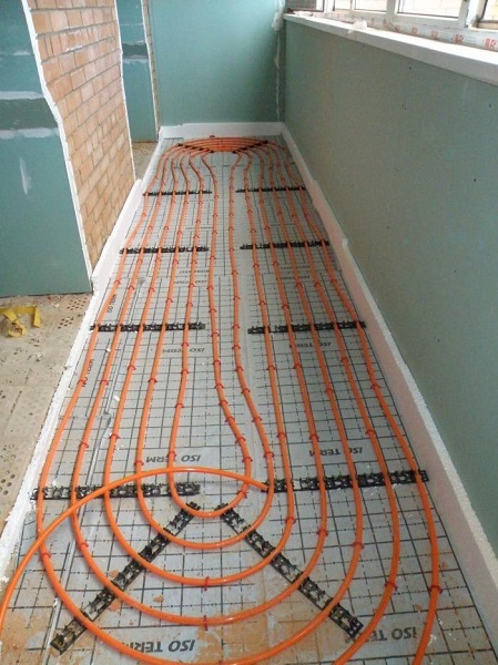 фото: водяной теплый пол на балконе от центрального отопления