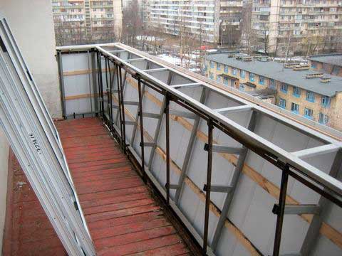 крепим выносной балкон к парапету