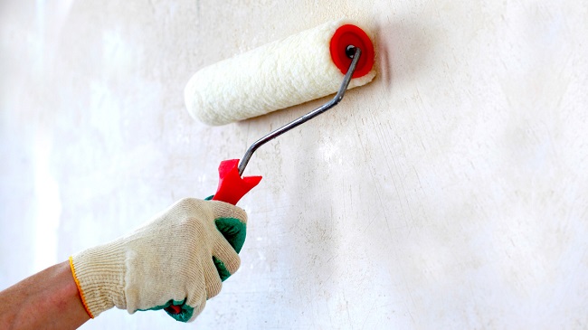 подготовка стены грунтовкой глубокого проникновения