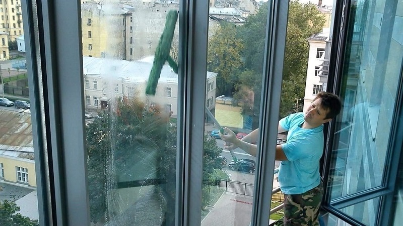 Чем отличаются раздвижные окна на балкон от распашных, преимущества конструкции, особенности монтажа